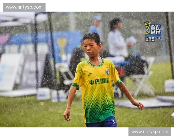 暴雨笼罩赛场考验球员技巧与团队默契的激烈足球对决全程吸引观众目光